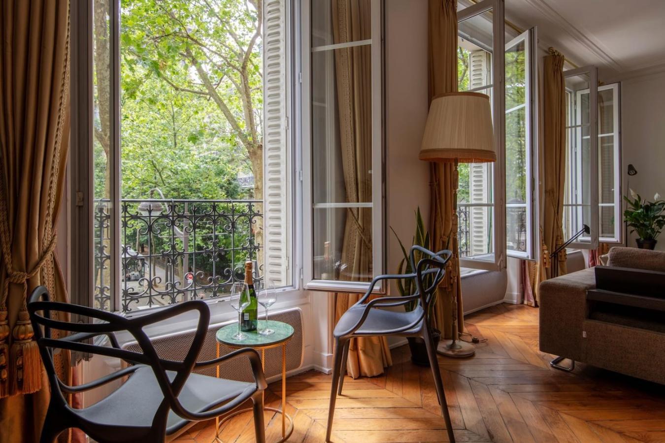 Charming French Style With Eiffel Tower View Prime Location Near Attractions *
